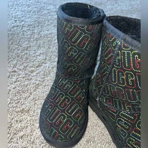 Preloved Girls black ugg boots with colorful stitching 🥾 sz 1