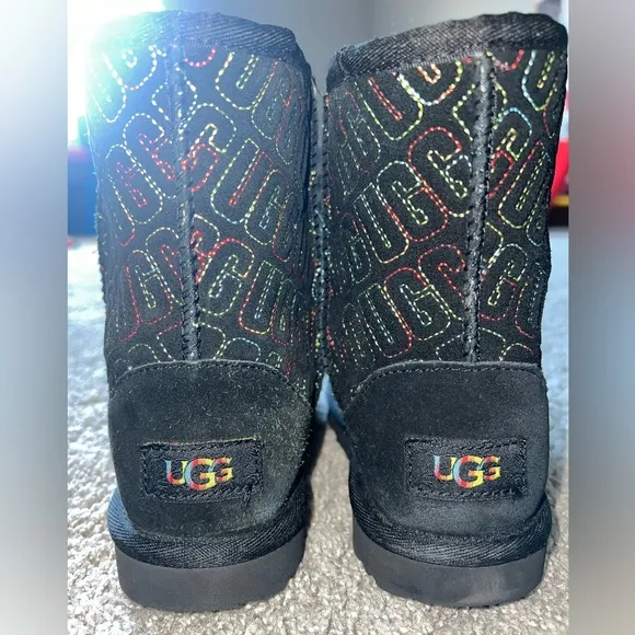 Preloved Girls black ugg boots with colorful stitching 🥾 sz 1