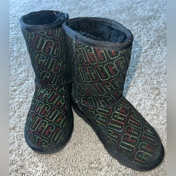 Preloved Girls black ugg boots with colorful stitching 🥾 sz 1