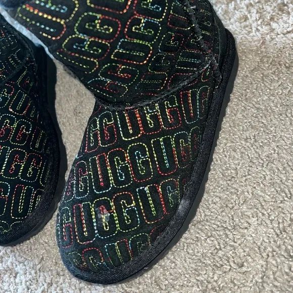 Preloved Girls black ugg boots with colorful stitching 🥾 sz 1