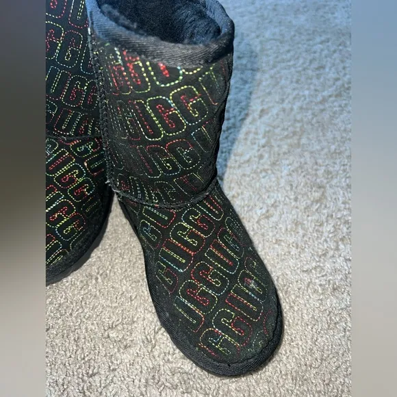 Preloved Girls black ugg boots with colorful stitching 🥾 sz 1