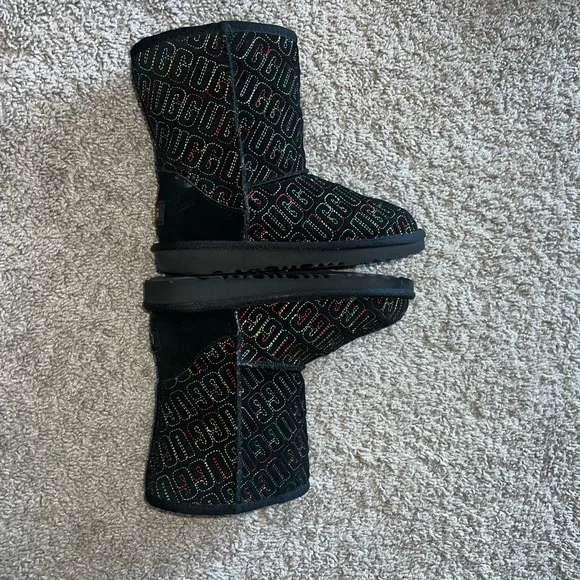 Preloved Girls black ugg boots with colorful stitching 🥾 sz 1