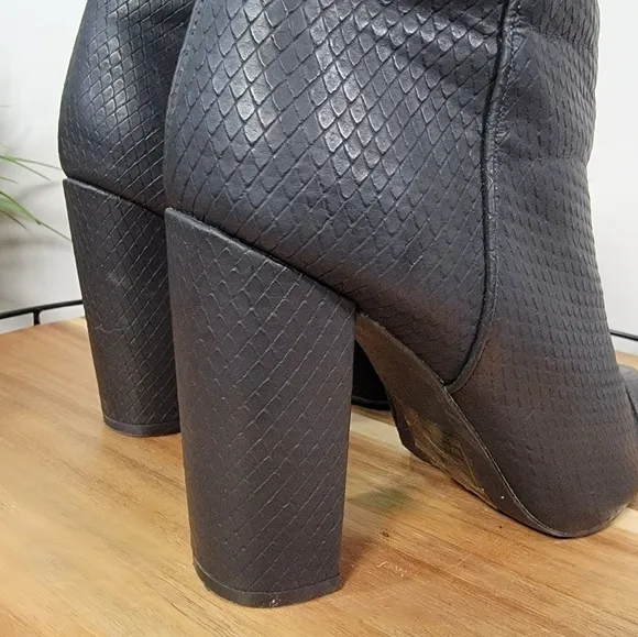 Qupid Signal Block Heel Bootie Pointed Toe Faux Leather Snake Size 6.5