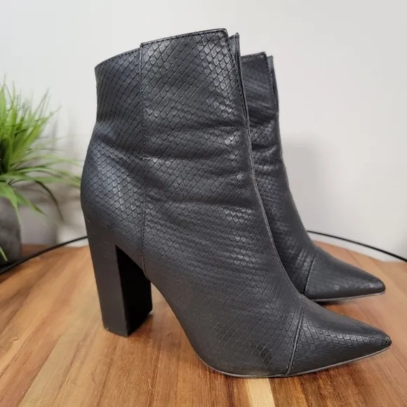 Qupid Signal Block Heel Bootie Pointed Toe Faux Leather Snake Size 6.5