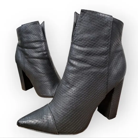 Qupid Signal Block Heel Bootie Pointed Toe Faux Leather Snake Size 6.5