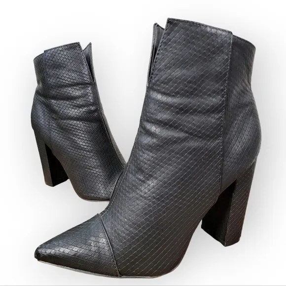 Qupid Signal Block Heel Bootie Pointed Toe Faux Leather Snake Size 6.5