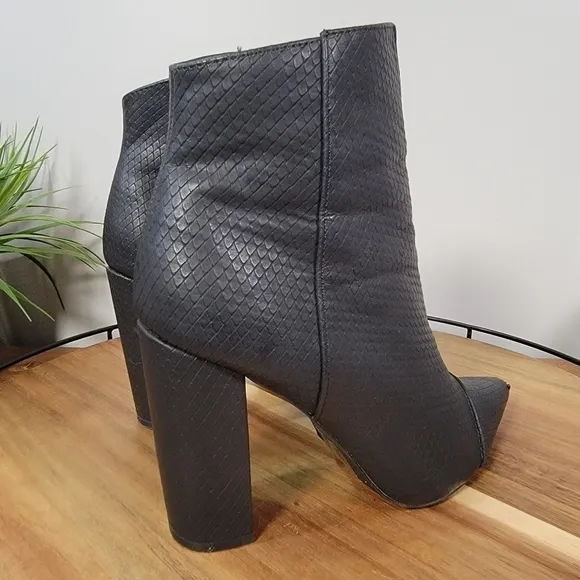 Qupid Signal Block Heel Bootie Pointed Toe Faux Leather Snake Size 6.5