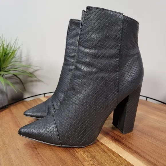 Qupid Signal Block Heel Bootie Pointed Toe Faux Leather Snake Size 6.5