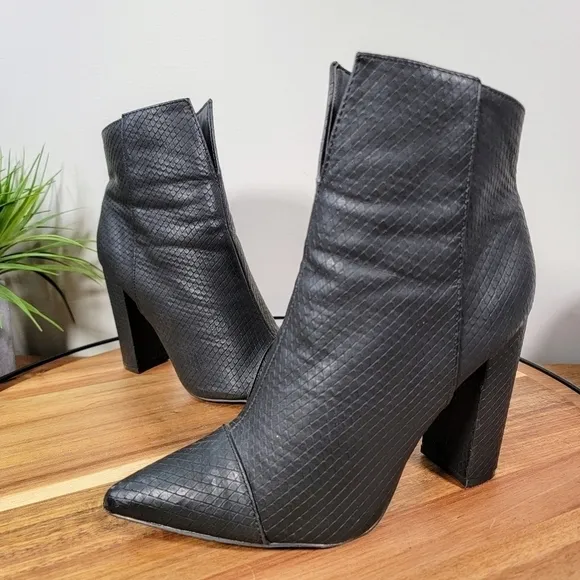 Qupid Signal Block Heel Bootie Pointed Toe Faux Leather Snake Size 6.5