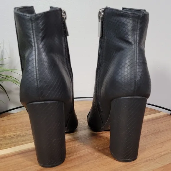 Qupid Signal Block Heel Bootie Pointed Toe Faux Leather Snake Size 6.5