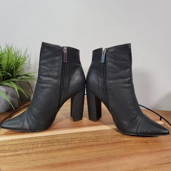 Qupid Signal Block Heel Bootie Pointed Toe Faux Leather Snake Size 6.5