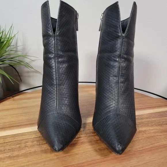 Qupid Signal Block Heel Bootie Pointed Toe Faux Leather Snake Size 6.5