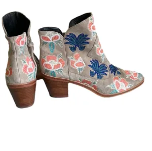 Rebecca Minkoff size 8M grey suede embroidered boots