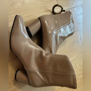 REIKE NEN Women's Boots in Taupe Patent Leather, Round 2.5” Heel Size 39 NWOT