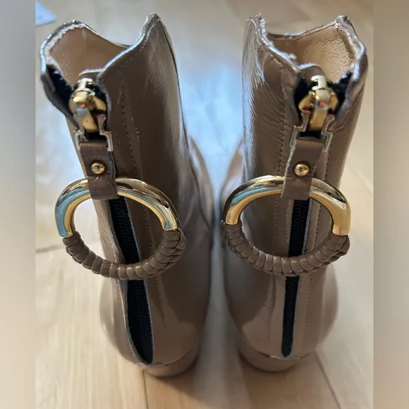 REIKE NEN Women's Boots in Taupe Patent Leather, Round 2.5” Heel Size 39 NWOT