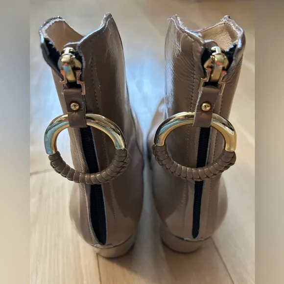 REIKE NEN Women's Boots in Taupe Patent Leather, Round 2.5” Heel Size 39 NWOT