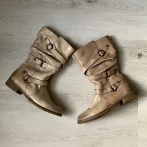 Rieker Remonte Dorndorf boots distressed straps