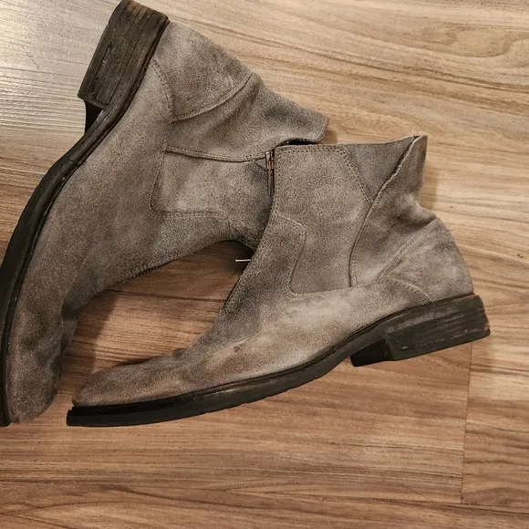 Rj colt gray suede boots size 9.5