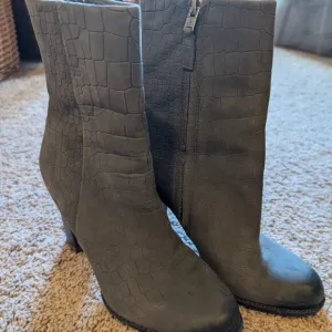 Sam Edelman Gray Suede Reyes Boot size 9