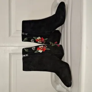 Sam Edelman suede leather ankle boots heels - 7 - embroidered black