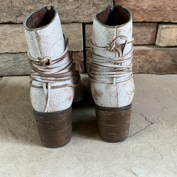 Sbicca Peacemaker sz 7 white distressed leather  made in Mexico heeled boots
