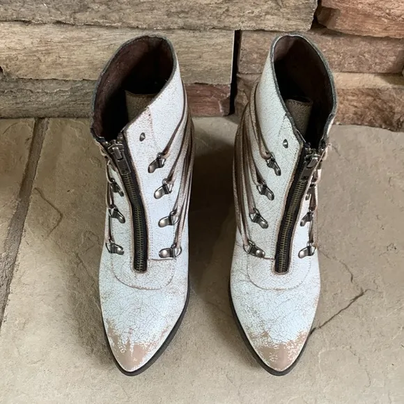 Sbicca Peacemaker sz 7 white distressed leather  made in Mexico heeled boots