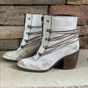 Sbicca Peacemaker sz 7 white distressed leather  made in Mexico heeled boots