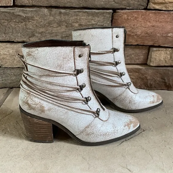 Sbicca Peacemaker sz 7 white distressed leather  made in Mexico heeled boots