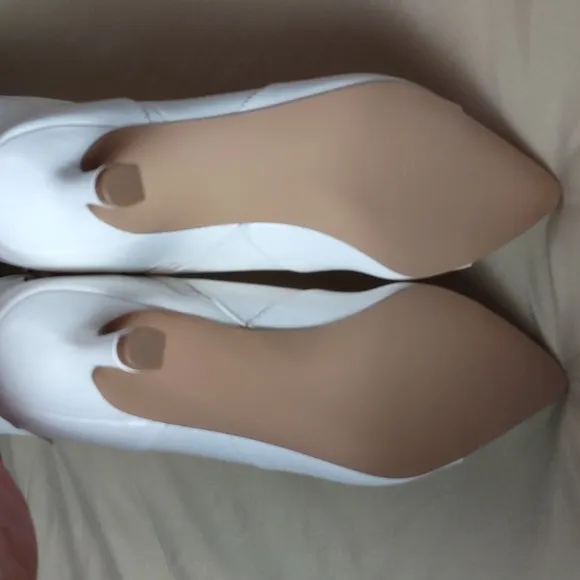 Shoe Dazzle White Boots Size: 7. NIB
