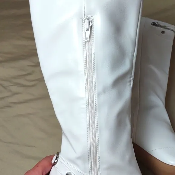 Shoe Dazzle White Boots Size: 7. NIB