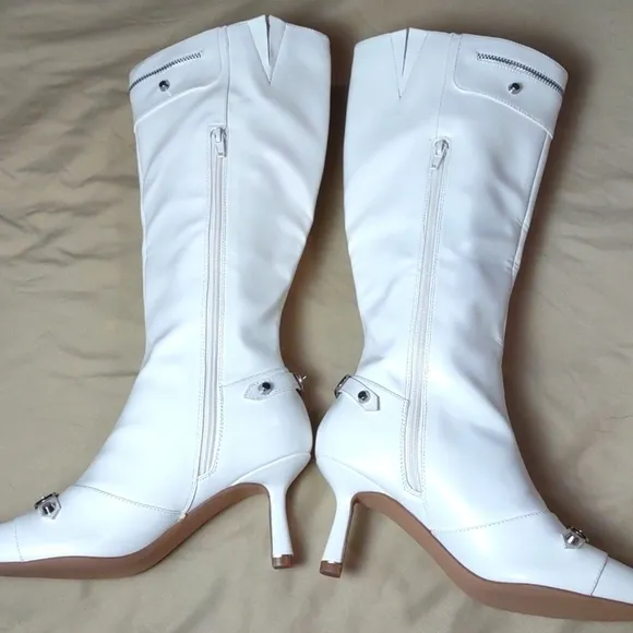 Shoe Dazzle White Boots Size: 7. NIB