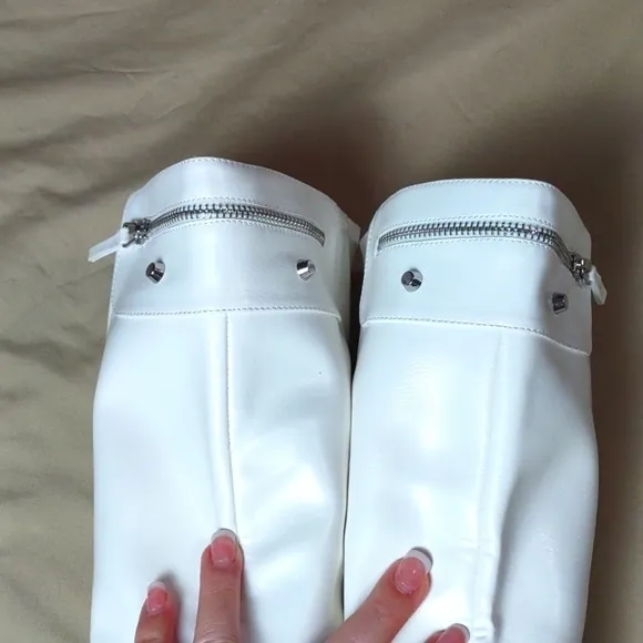 Shoe Dazzle White Boots Size: 7. NIB