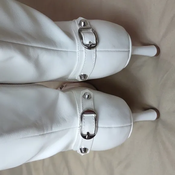 Shoe Dazzle White Boots Size: 7. NIB