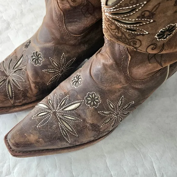 Shyanne Daisy snip toe embroidered cowgirl boots