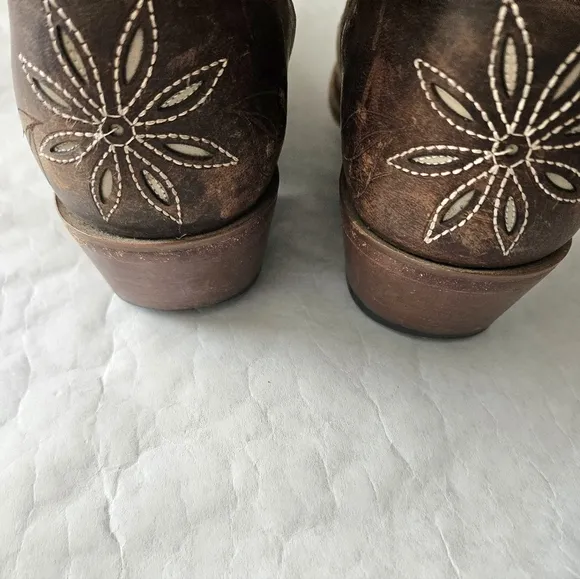 Shyanne Daisy snip toe embroidered cowgirl boots
