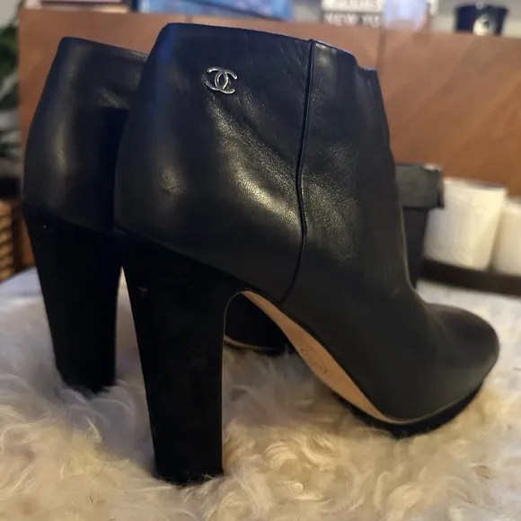 Sleek Black Heeled Boots with Chunky Block Heel