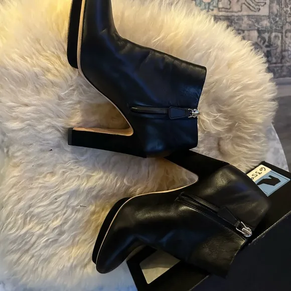 Sleek Black Heeled Boots with Chunky Block Heel