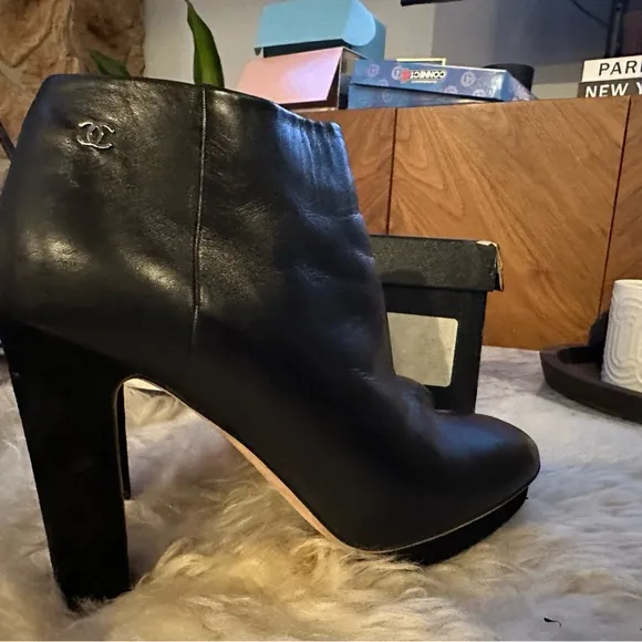 Sleek Black Heeled Boots with Chunky Block Heel