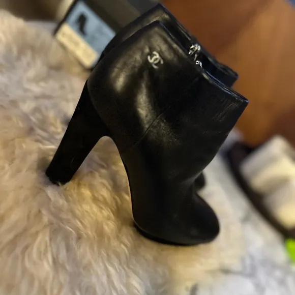 Sleek Black Heeled Boots with Chunky Block Heel