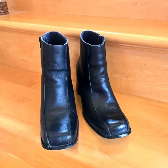 Sleek Black Woman's Ankle Boots with Chunky Heel, Size 10