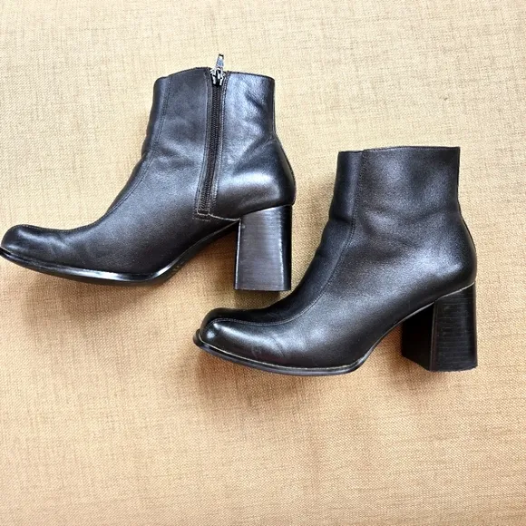 Sleek Black Woman's Ankle Boots with Chunky Heel, Size 10