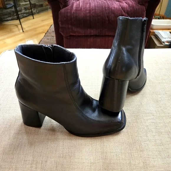 Sleek Black Woman's Ankle Boots with Chunky Heel, Size 10