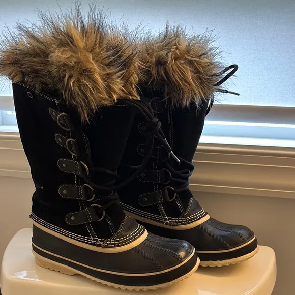 Sorel Black and Tan Lace Up Boots with Faux Fur Trim