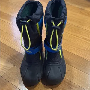 Sorel boys flurry waterproof snow boots size 2 .