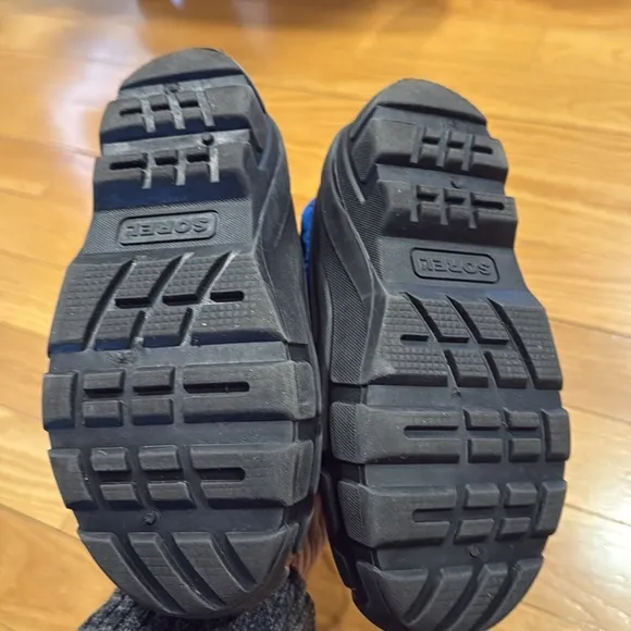 Sorel boys flurry waterproof snow boots size 2 .