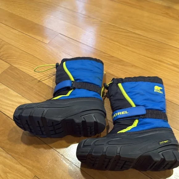 Sorel boys flurry waterproof snow boots size 2 .