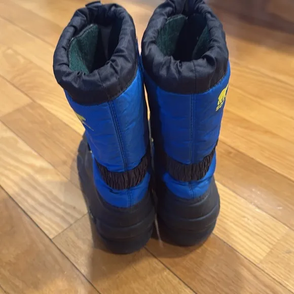 Sorel boys flurry waterproof snow boots size 2 .