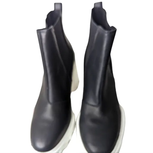Sorel Brex Womens Leather Pull On Chelsea Boots....Size 8