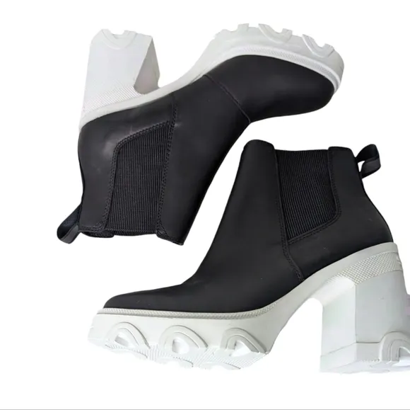 Sorel Brex Womens Leather Pull On Chelsea Boots....Size 8