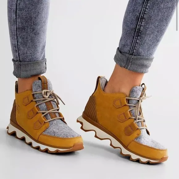 Sorel Caribou Leather Boot women’s Tan and Gray Lace-Up hiking Boots 6